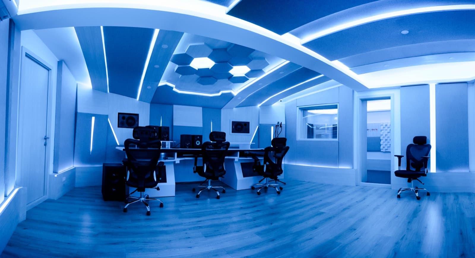 Sala de control profesional con iluminación y tratamiento acústico integral