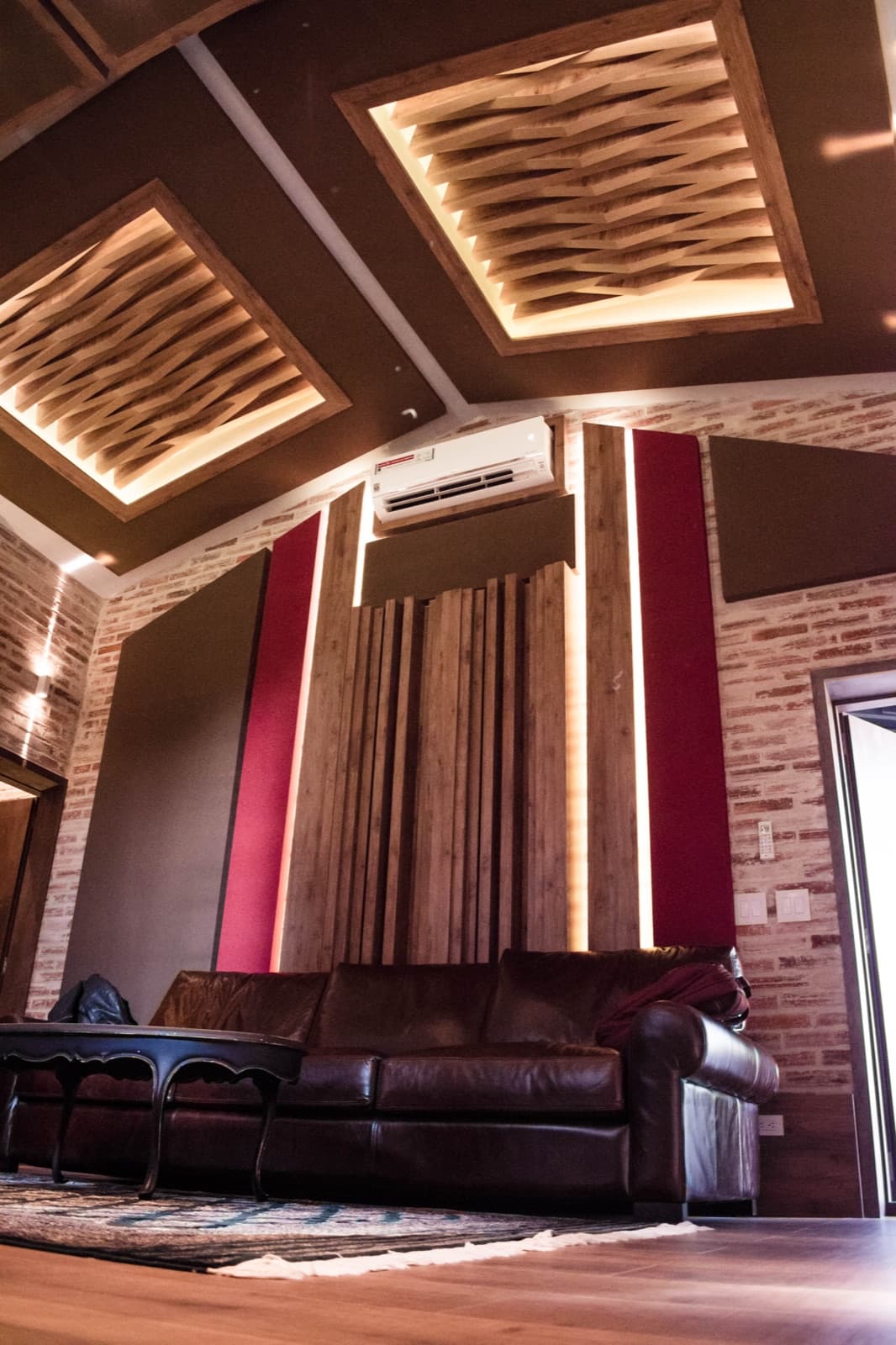 Sala con tratamiento acústico integral